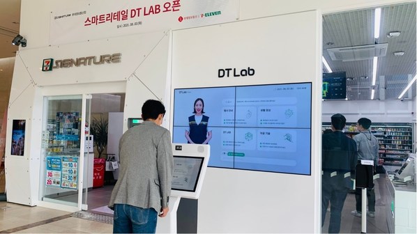 首爾加山洞Lotte Information and Communication大樓內(nèi)的7-11便利店內(nèi)，一位客戶正在使用AI Clerk。AI Clerk回答產(chǎn)品和附近地點相關(guān)問題。