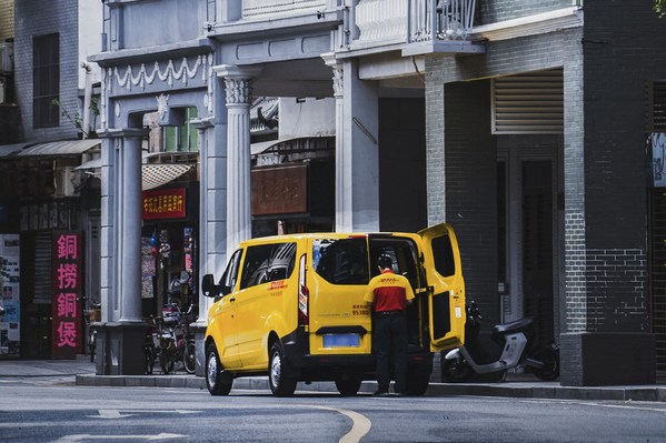 中外運(yùn)敦豪派送車在廣州市內(nèi)派件