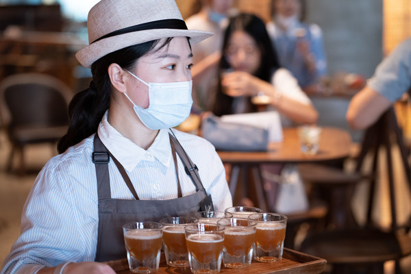 伙伴為堂食的顧客服務