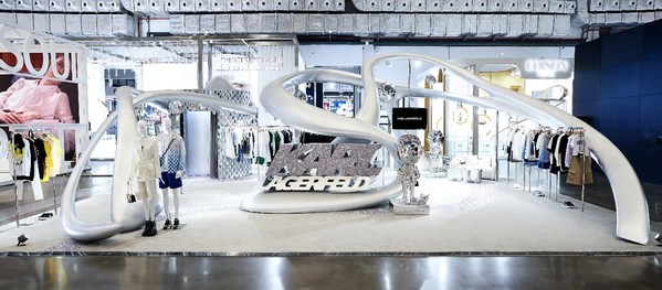 圖1 – KARL LAGERFELD 2022年消博會(huì)“未來之城”展臺(tái)