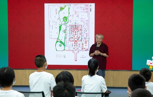 國(guó)家博物館終身研究館員齊吉祥向孩子們講述北京中軸線