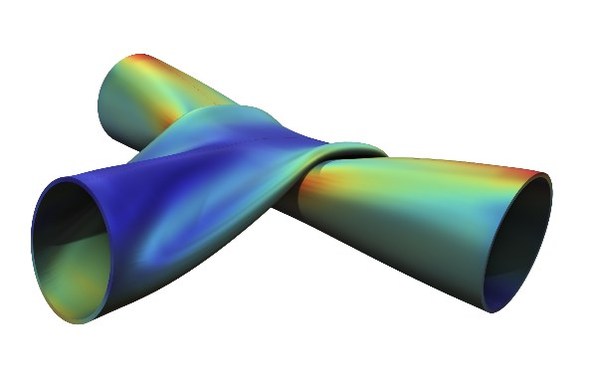 在COMSOL (R) 6.1 版本中使用新方法進(jìn)行接觸分析。仿真結(jié)果顯示了兩個(gè)金屬管的應(yīng)力和變形。