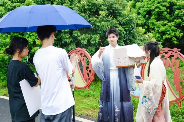 直播達(dá)人在直播平臺上進(jìn)行增城荔枝銷售