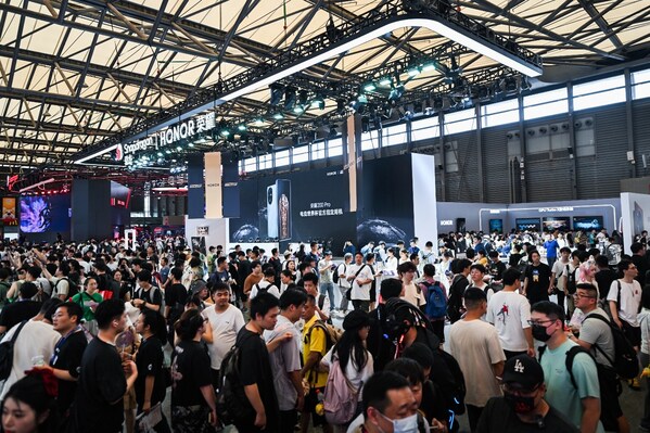 亮相ChinaJoy2024，榮耀以輕薄折疊屏引領游戲體驗新風潮