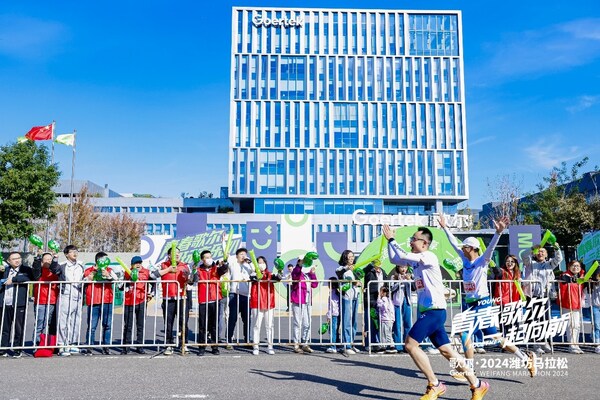 歌爾加油站在給跑友加油助威