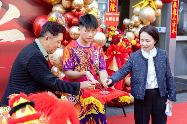 Bossard亞太區(qū)總裁 Robert Ang 先生和柏中廣東公司總經(jīng)理薛泳女士為金獅點睛，慶祝新公司成立。